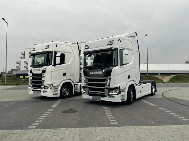 Dwa ciągniki Scania na placu