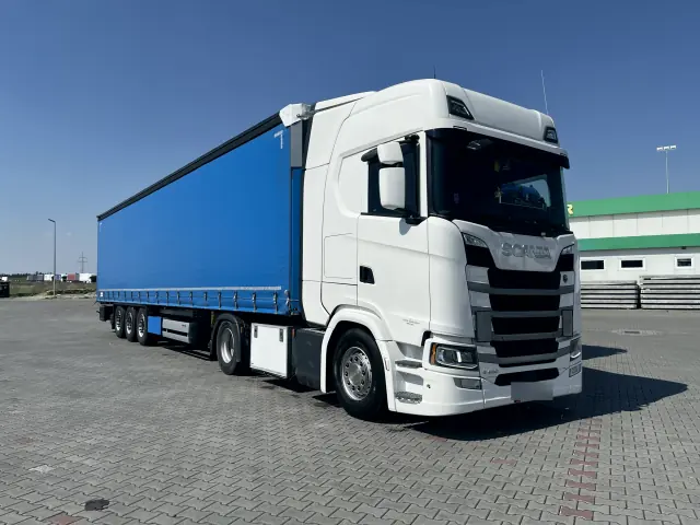 Ciągnik Scania z niebieską plandeką