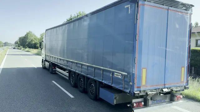 Zestaw z niebieską plandeką na drodze