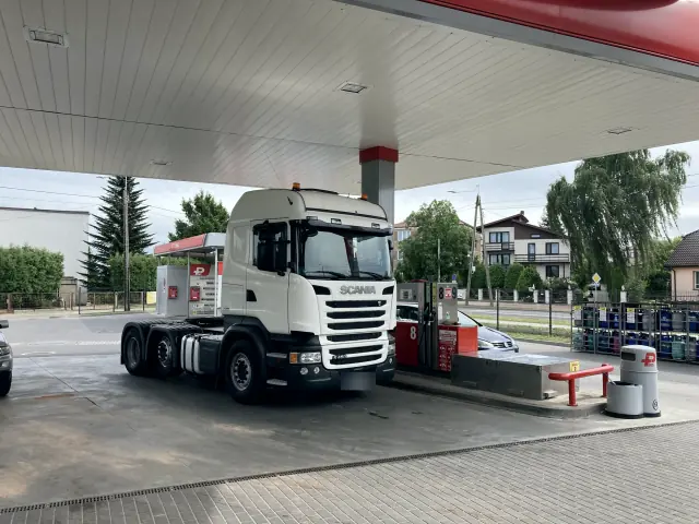 Ciągnik na stacji paliw
