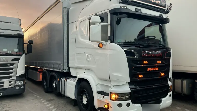 Biały zestaw LOBOTRANSPORT z podświetlanym napisem Lobo o zachodzie słońca